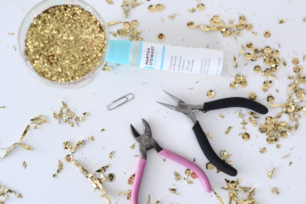 Glitter Hangers DIY & Avoid Getting Glitter Everywhere Tip! - A